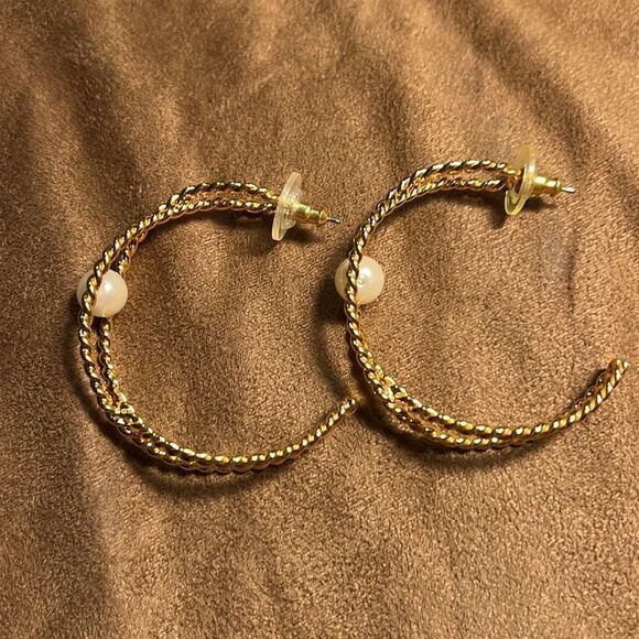 Large hoop gold tone & pearl pierced earrings. - Picture 2 of 4